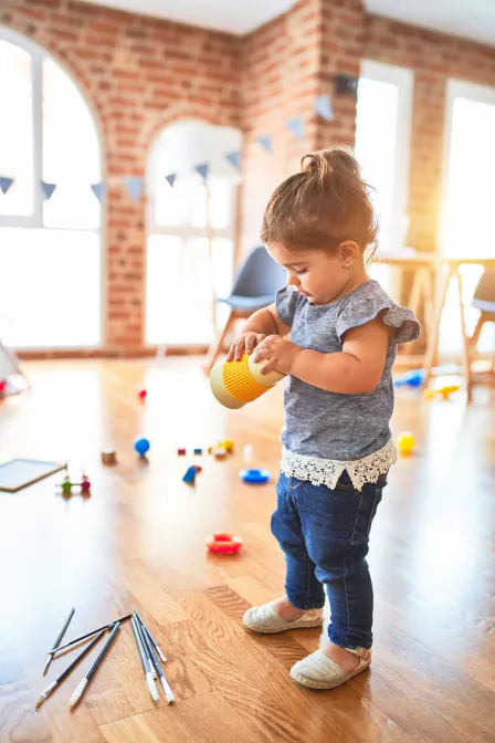 Jeune enfant qui joue dans une salle de crèche